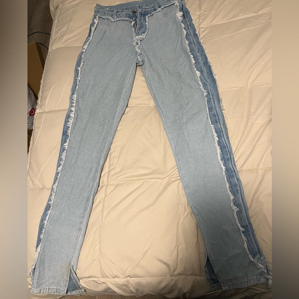 Size S split bottom leg jeans super cute !